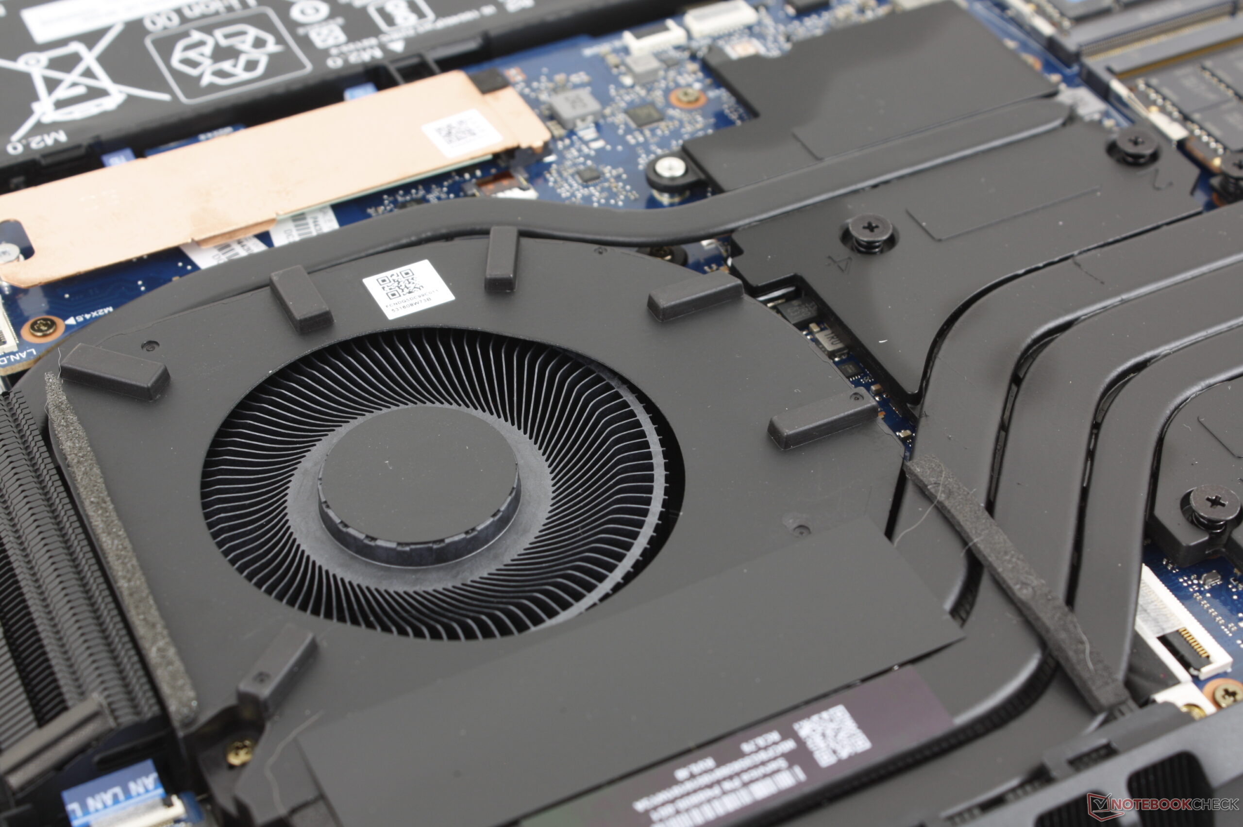 علبة القوة والهدوء: HP Omen 17 لعام 2025 مع معالج AMD Zen 5