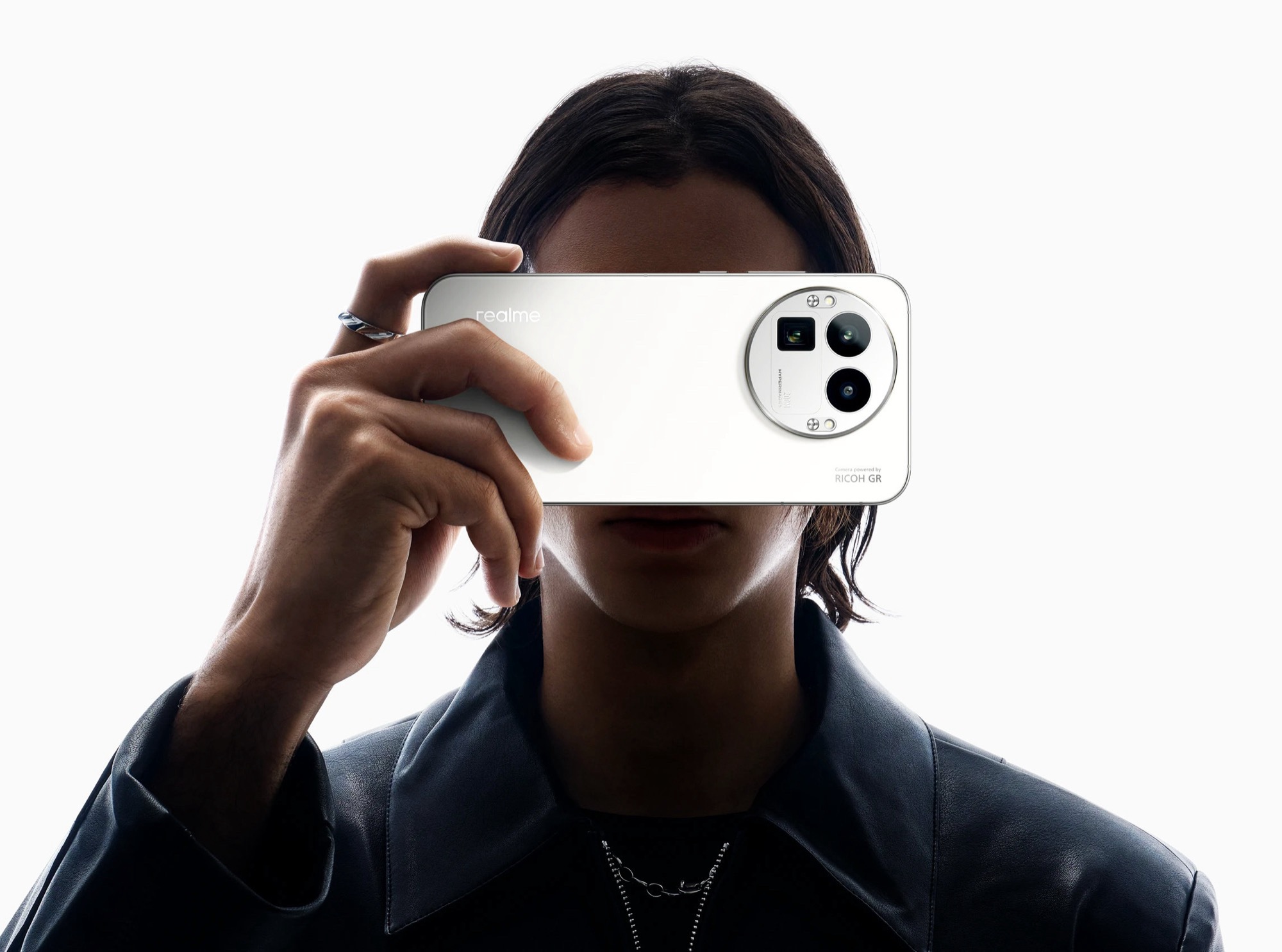 صورة توضح تقديم جهاز Realme GT 8 Pro: الهاتف الرائد المزود بكاميرا Ricoh قريباً في الأسواق العالمية | موقع تقني لايف