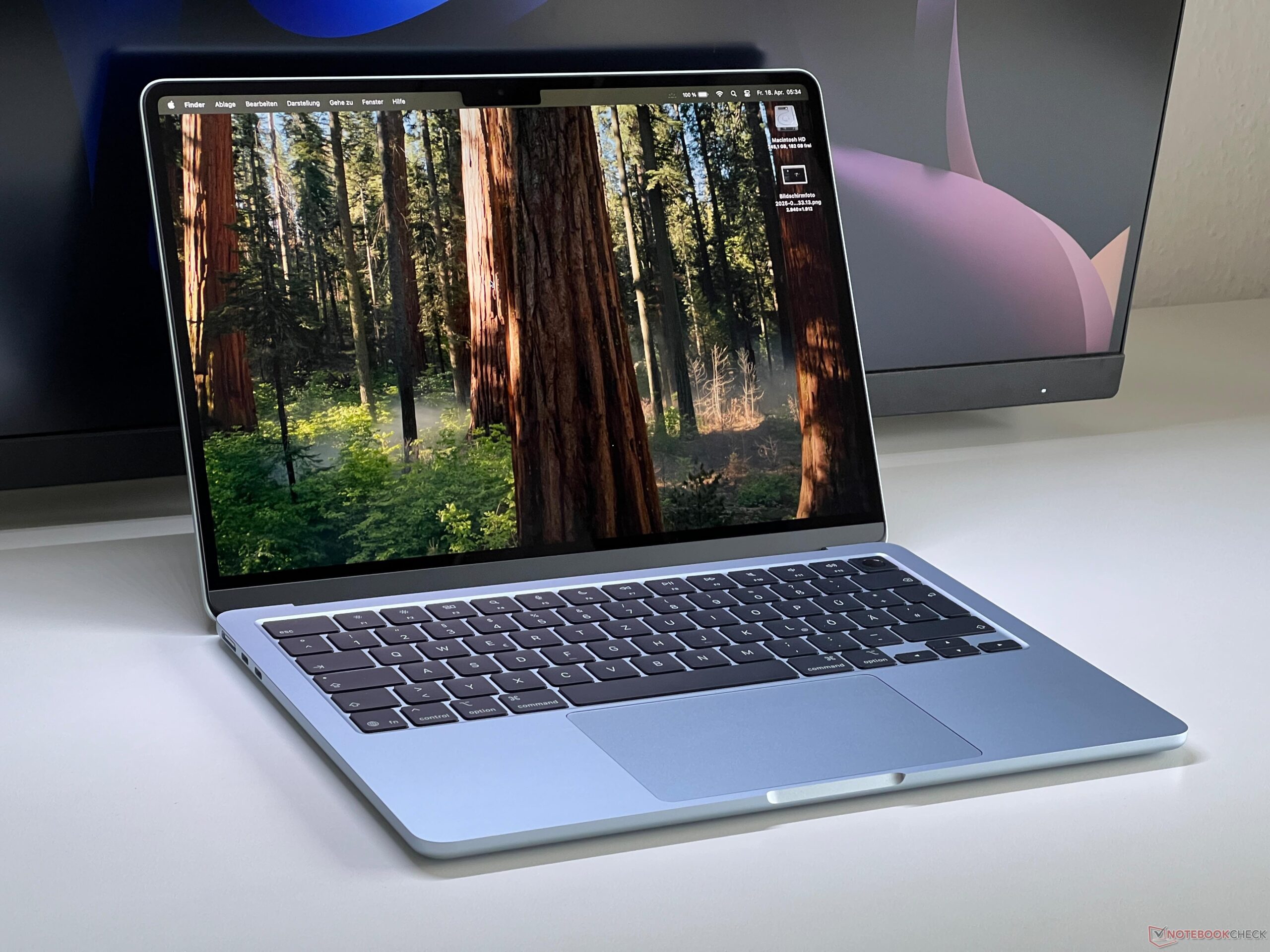 صورة توضح عرض خاص: حاسوب MacBook Air M4 بأسعار لم تحدث من قبل | موقع تقني لايف