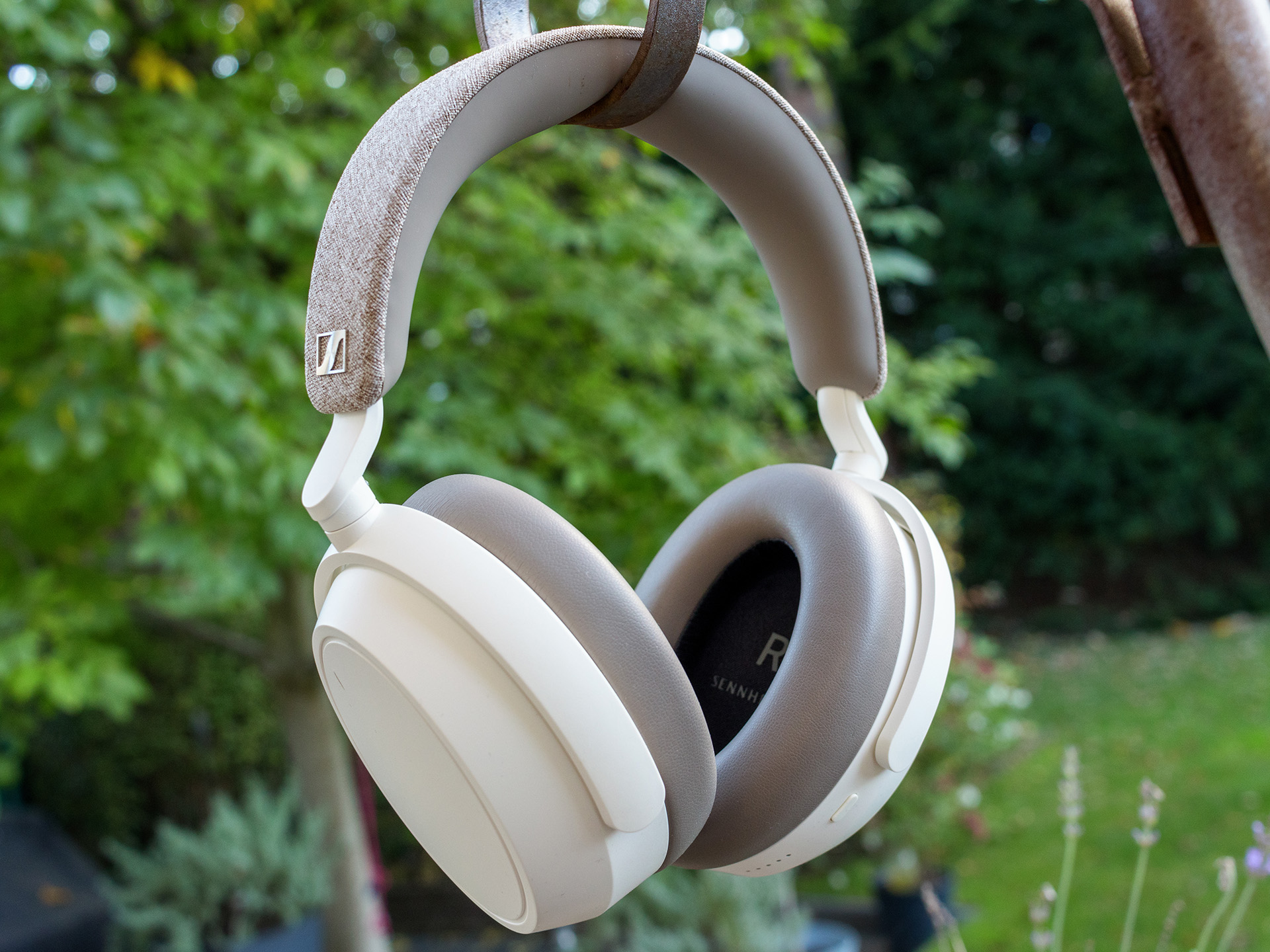 صورة توضح سمعى متميز وأسعار مُغرية: عرض خاص لسماعات Sennheiser Momentum 4 Wireless | موقع تقني لايف