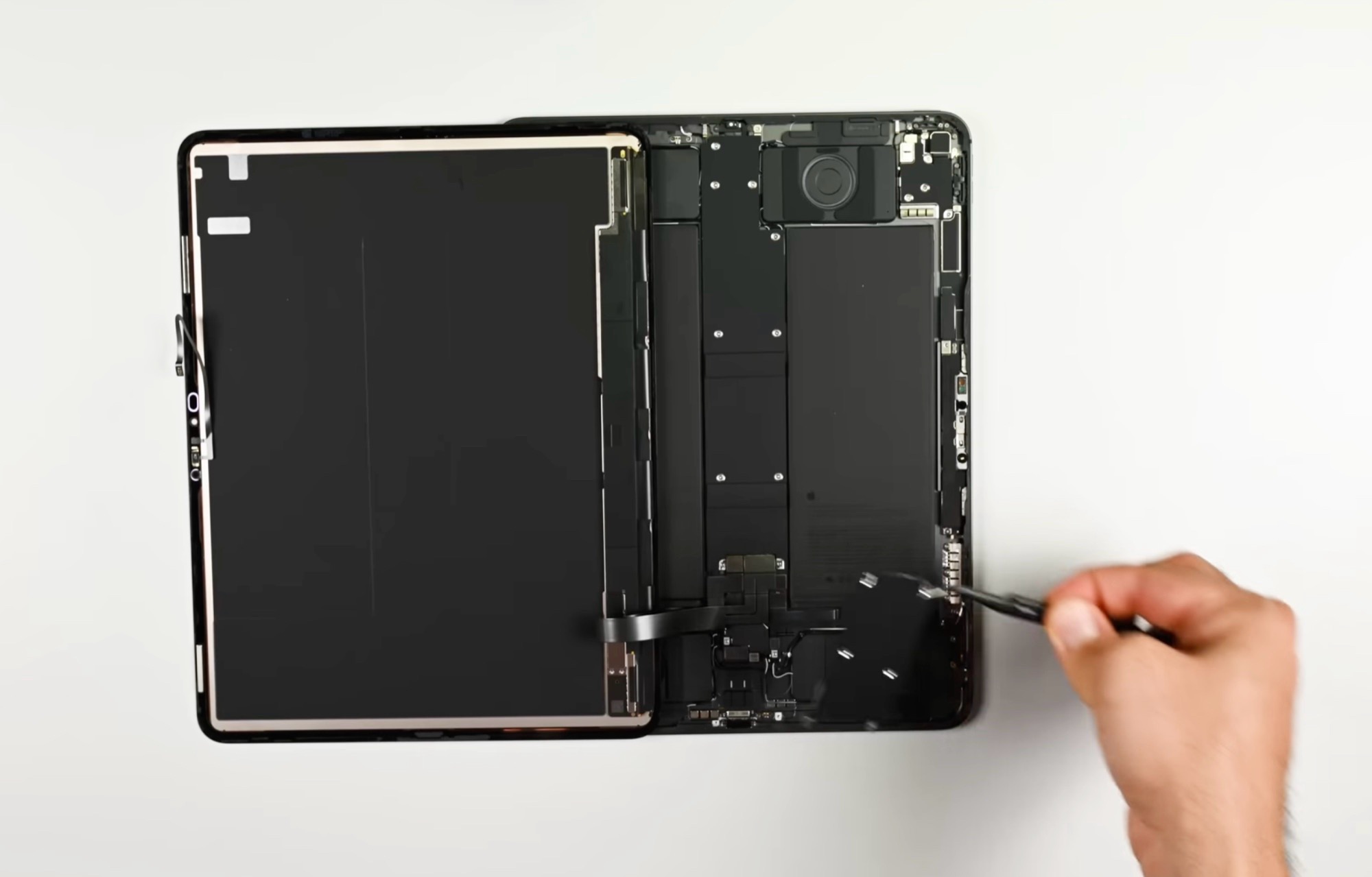 صورة توضح الكشف عن تفاصيل إصلاح آيباد برو M5 من آبل بعد تفكيكه بواسطة iFixit | موقع تقني لايف