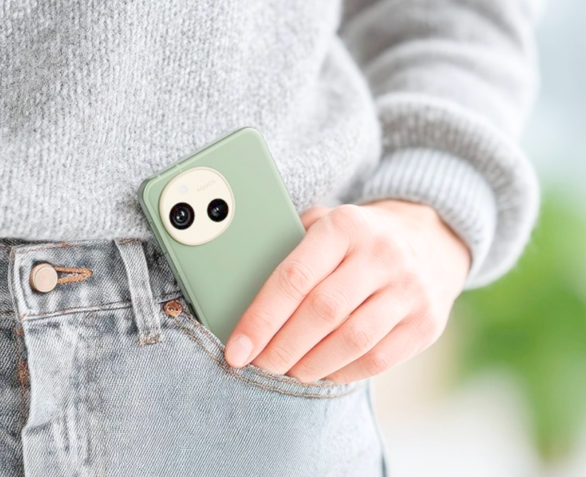 صورة توضح هاتف أكيوس سينس 10: شارب تكشف النقاب عن هاتف مدمج يتميز بشاشة OLED مقاس 6.1 بوصة وتردد 240 هرتز | موقع تقني لايف